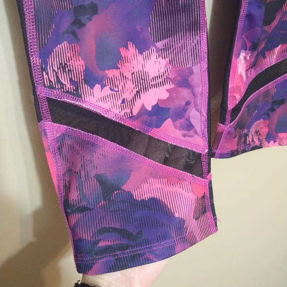 🌹Xersion Fitted Pink, Purple, and Black Floral Yoga 3/4th Length Legging M - Picture 4 of 7